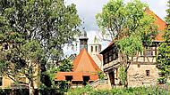 Blick &uuml;ber den Schlossgraben auf die Schlosskapelle, die von der evangelischen Gemeinde genutzt wird. Dahinter der Turm der katholischen Pfarrkirche. G&uuml;nther Geiling