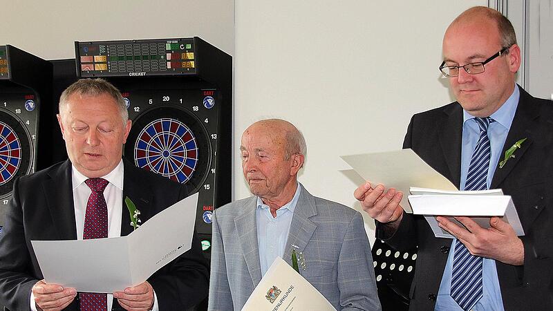 25 Jahre Feldgeschworener ist Bruno Geßner (Mitte). Er wurde von Landrat Thomas Bold (links) und dem Leiter des Amtes für Digitalisierung, Breitband und Vermessung, Andreas Jödeke (rechts), geehrt.
