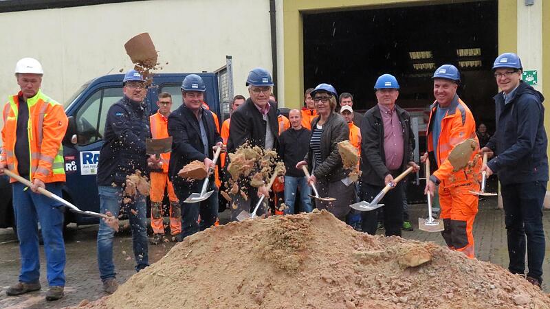 Es geht los:  B&uuml;rgermeister Bernhard Storath, Architekt Thomas Kleylein, der Baufirma Raab und Mitglieder des Marktgemeinderates und einige Rathausmitarbeiter beim offiziellen Baustart des neuen Bauhofs in Ebensfeld.