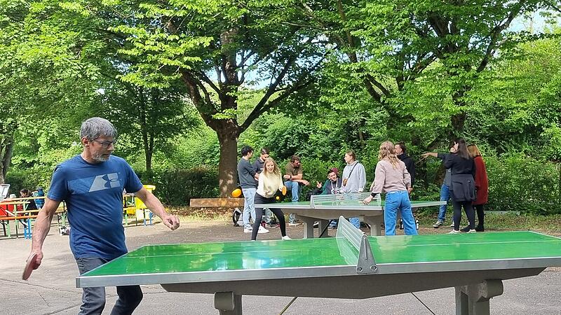 Ein paar lieferten sich das erste Tischtennismatch.