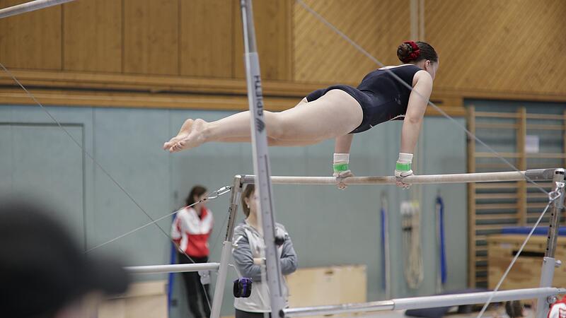 Marie Szameit vom TSV Scheuerfeld, hier am Stufenbarren,  holte sich im Alleingang den Titel in der Wettkampfklasse 14 und erhielt ihre beste Wertung auf ihre P8 am Boden.