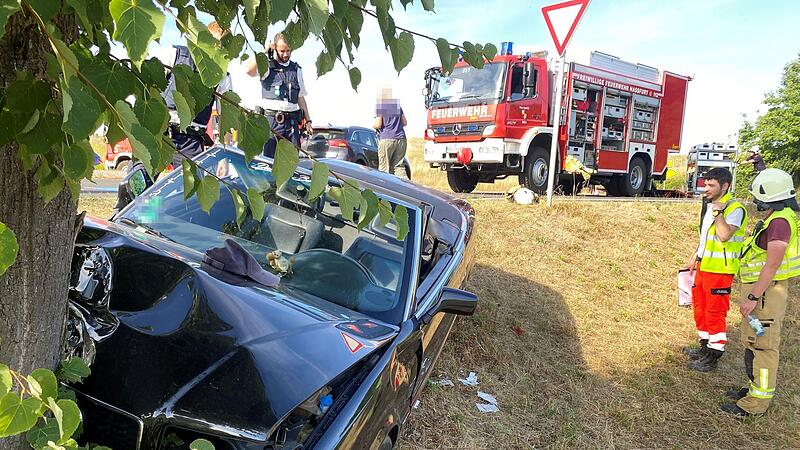 Zwei Frauen kamen bei einem Unfall am Freitagnachmittag (22. Juli) nahe Haßfurt mit ihrem Pkw von der Straße ab