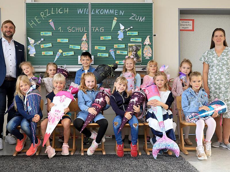 In der Grundschule Presseck wurden zwölf  Kinder neu aufgenommen. Mit im Bild sind Schulleiterin Petra Wettermann und Bürgermeister Christian Ruppert.2022 Schulanfang
