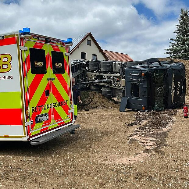 "Im Führerhaus eingeschlossen": Fahrerin in umgekipptem Lkw eingeschlossen "Im Führerhaus eingeschlossen": Fahrerin in umgekipptem Lkw eingeschlossen