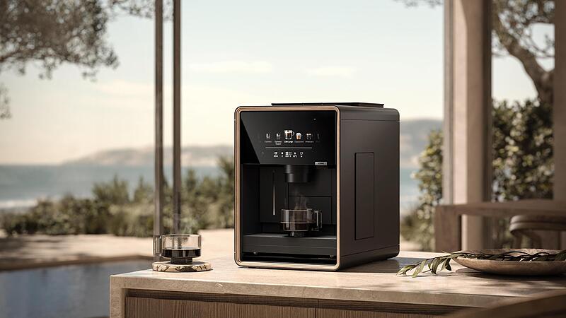 Loewe hat nicht nur einen Kaffeevollautomaten entwickeln wollen, sondern den allerbesten. Nun ist der aura.matic auf dem Markt &ndash; doch kann er das Versprechen des Kronacher Herstellers halten? Loewe