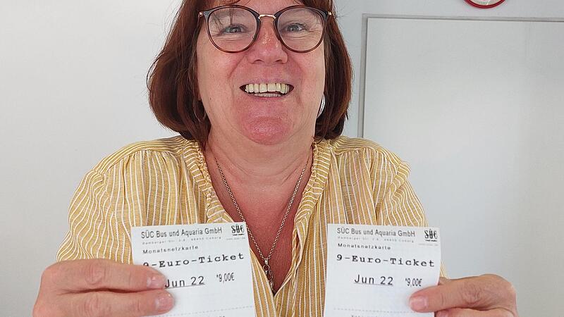 Alexandra Gevers im S&Uuml;C-Serviceb&uuml;ro am Coburger Theaterplatz mit zwei der g&uuml;nstigen Monatstickets.