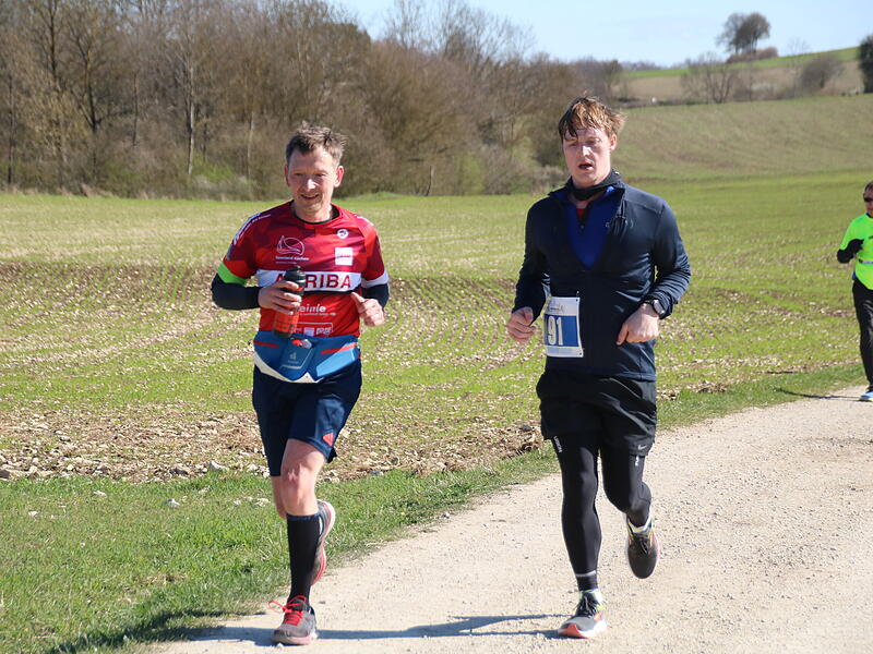 Strahlender Sonnenschein, aber nur niedrige Plusgrade erwartete die L&auml;ufer beim 19. Obermain-Marathon rund um Bad Staffelstein. Die Marathon-Strecke f&uuml;hrte wieder an den beiden Wahrzeichen der Kurstadt, dem Kloster Banz und der Basilika Vierzehnheiligen vorbei.