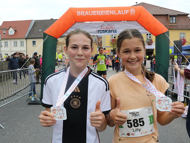 Unglaublich aber wahr: Die beiden 13-jährigen Fußballerinnen Lilly Schneider (rechts) und Luisa Rauch gewinnen souverän im Zehn-Kilometerlauf.