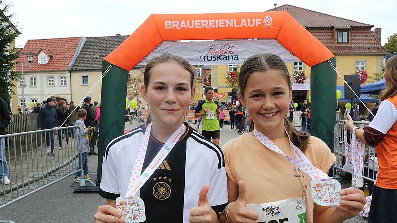 Unglaublich aber wahr: Die beiden 13-jährigen Fußballerinnen Lilly Schneider (rechts) und Luisa Rauch gewinnen souverän im Zehn-Kilometerlauf.