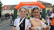 Unglaublich aber wahr: Die beiden 13-jährigen Fußballerinnen Lilly Schneider (rechts) und Luisa Rauch gewinnen souverän im Zehn-Kilometerlauf.