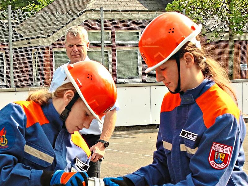 Zwei künftige Feuerwehrfrauen aus Steinrod. Zwei künftige Feuerwehrfrauen aus Steinrod.