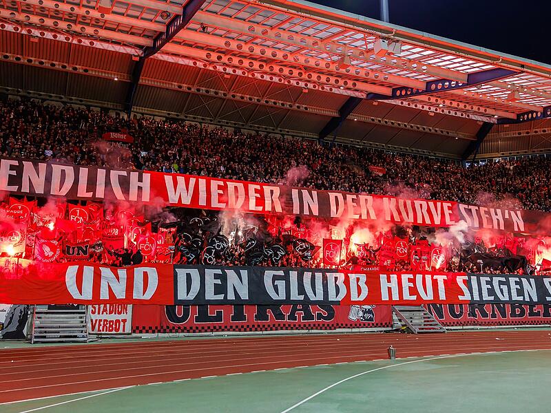 1. FC Nürnberg - VfL Wolfsburg Saison 26/27 Die Nordkurve der Nürnberger Fans erstrahlt mit einer Choreografie und Pyrotechnik.
