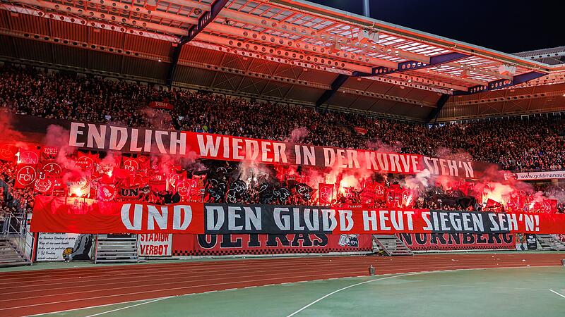 Die Nordkurve der N&uuml;rnberger Fans erstrahlt mit einer Choreografie und Pyrotechnik.