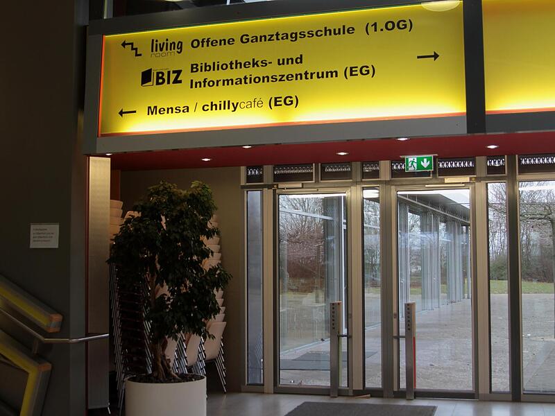 Richtungsweisend in jeder Beziehung hinauf in die offene Ganztagesschule zum Bibliothekszentrum oder zum Chilly-Café und dem großen Veranstaltungssaal mit Mensa