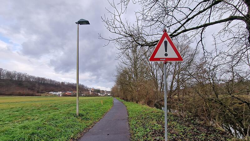 Der Radweg zwischen Hausen und Kleinbrach direkt neben der Saale wird bei Hochwasser regelm&auml;&szlig;ig &uuml;berschwemmt. Nun soll er an anderer Stelle neu gebaut werden.