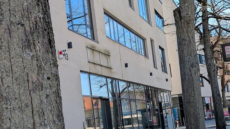 Bis im alten Rewe am Forchheimer Paradeplatz wieder Waren feilgeboten werden, dauert noch. Doch die R&auml;ume werden wieder genutzt. Doch pssst, geheim!