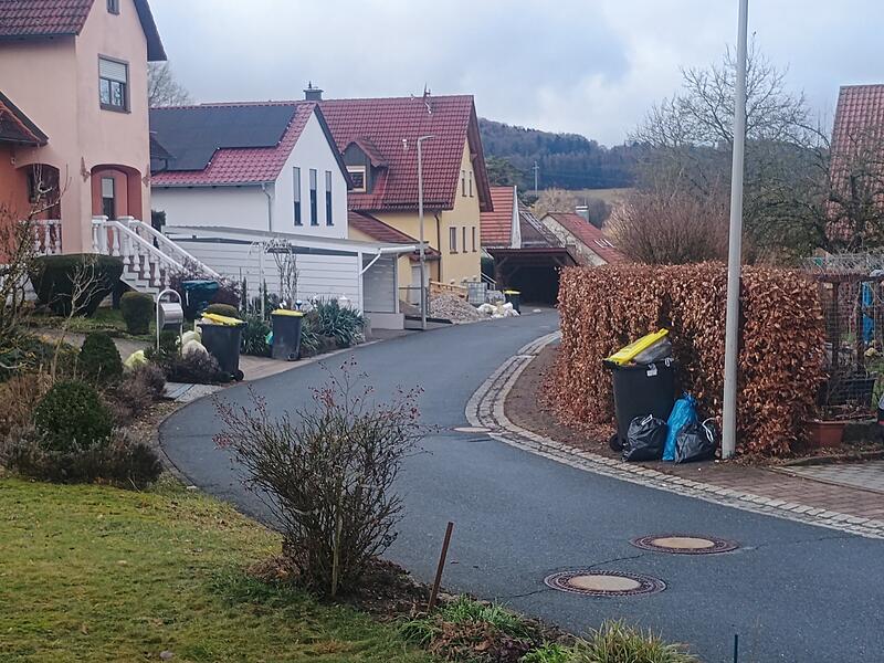 In dieser Straße in Thuisbrunn ist bereits der zweite reguläre Entleerungstermin nicht eingehalten worden.Forchheim & Fränkische Schweiz In dieser Straße in Thuisbrunn ist bereits der zweite reguläre Entleerungstermin nicht eingehalten worden.