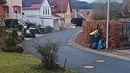 In dieser Straße in Thuisbrunn ist bereits der zweite reguläre Entleerungstermin nicht eingehalten worden.Forchheim & Fränkische Schweiz In dieser Straße in Thuisbrunn ist bereits der zweite reguläre Entleerungstermin nicht eingehalten worden.
