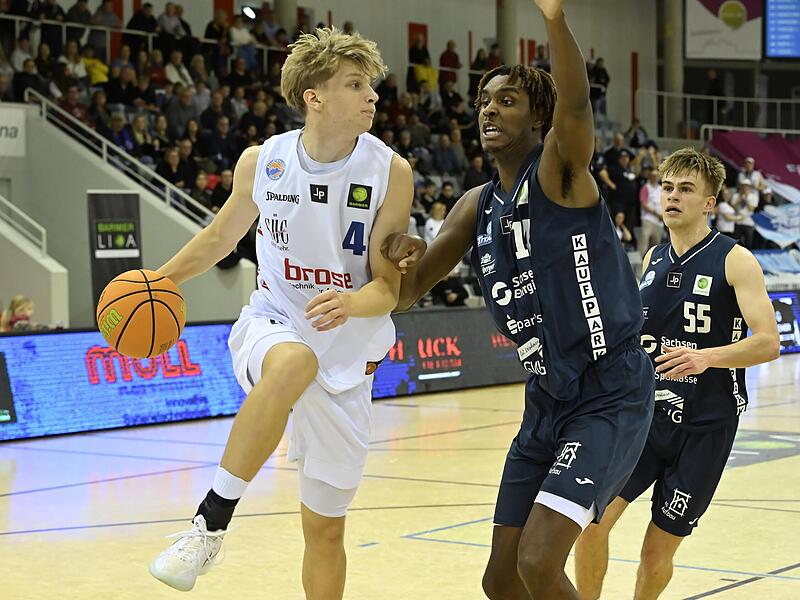 Felix Egger, hier im Saisonspiel gegen die Dresden Titans, wuchs in Neustadt in Spiel 2 des Playoffs-Achtelfinals &uuml;ber sich hinaus.