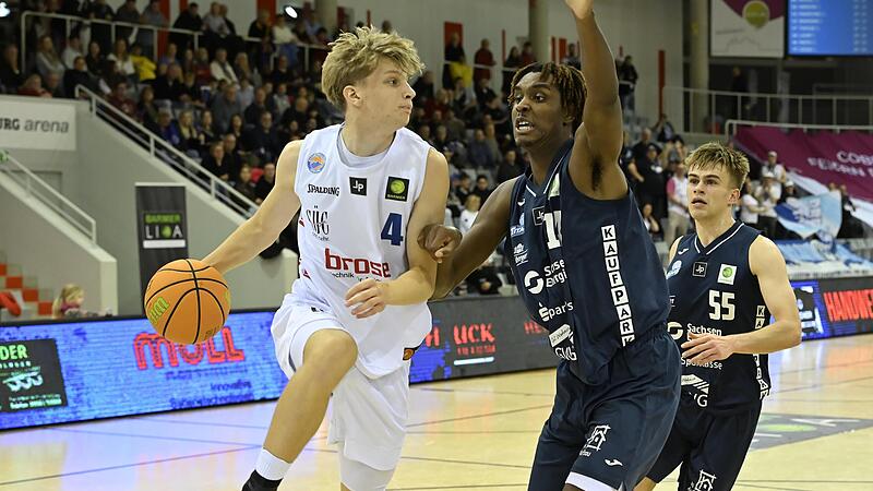 Felix Egger, hier im Saisonspiel gegen die Dresden Titans, wuchs in Neustadt in Spiel 2 des Playoffs-Achtelfinals &uuml;ber sich hinaus.