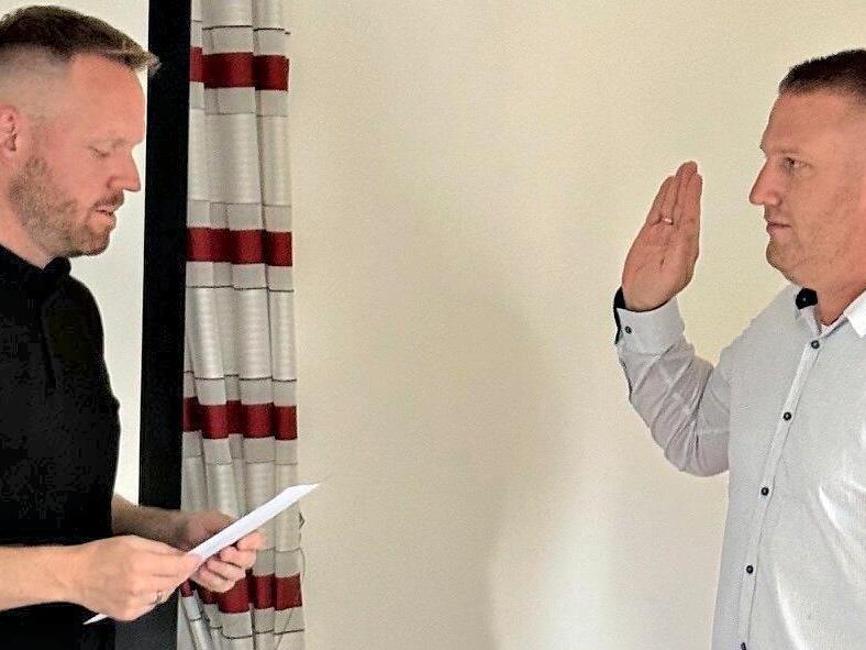 Bürgermeister Simon Fischer (l.) vereidigt den neuen Gemeinderat Harald Schorr. Birgit Völker Bürgermeister Simon Fischer (l.) vereidigt den neuen Gemeinderat Harald Schorr. Birgit Völker