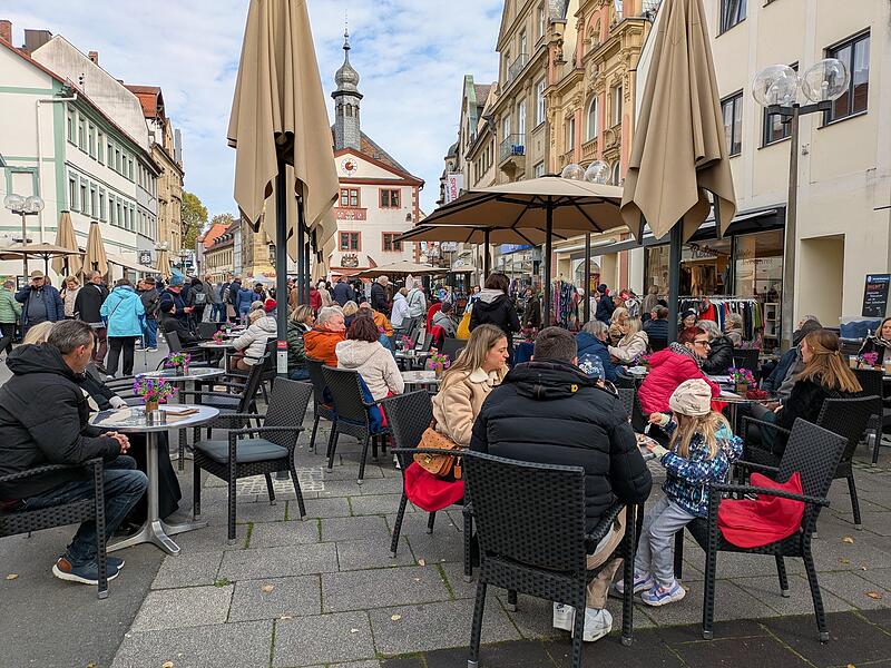 Gut besuchte Außengastronomie und lebhaftes Treiben in der Innenstadt von Bad Kissingen beim Mantelsonntag und Herbstmarkt.
