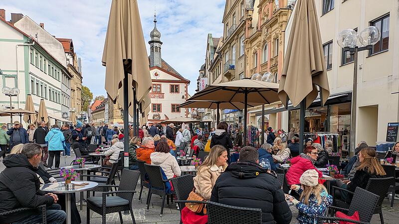 Gut besuchte Außengastronomie und lebhaftes Treiben in der Innenstadt von Bad Kissingen beim Mantelsonntag und Herbstmarkt.