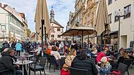 Gut besuchte Außengastronomie und lebhaftes Treiben in der Innenstadt von Bad Kissingen beim Mantelsonntag und Herbstmarkt.