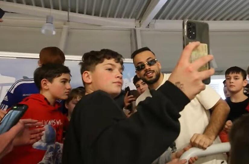 Stets von Dutzenden jungen Fans umringt: Louis Berger Gonzalez alias Cubanito (Mitte)