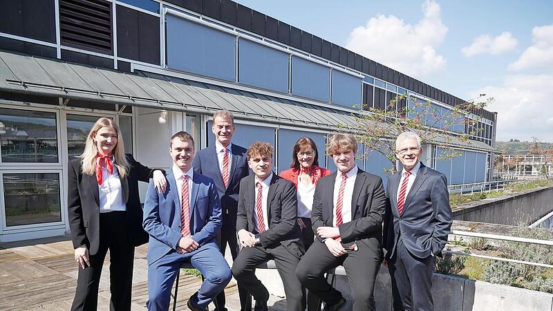 Zeugnisse f&uuml;r die Nachwuchskr&auml;fte: vorne (von links) Charlotte Steinmetz, Paul H&ouml;fler, Leon Molnar und Nikita Hense , dahinter (von links): Michael Rendl, Ute Seidel und Roland Friedrich.