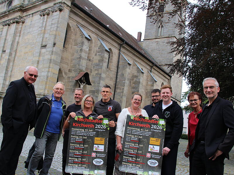 H&ouml;chstadt feiert Anfang Juli wieder die Weihe der Stadtpfarrkirche (im Hintergrund). Von Kirche, Stadtverwaltung, Brauerei, Kerwa-Freunden und Heimatverein wirken an der Organisation der Festtage mit (von links): Kilian Kemmer, Gerhard Schlee, Thomas Ackermann, Alexandra K&ouml;rner, Thomas Klasna, Jaron Constien, Angela Nusser, Christian Kunzelmann, Andrea Sch&uuml;tz und Alexander Schulz.