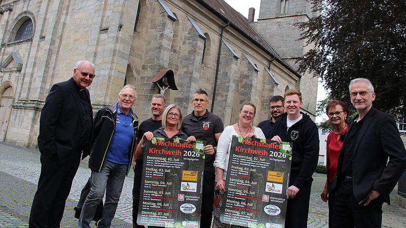 H&ouml;chstadt feiert Anfang Juli wieder die Weihe der Stadtpfarrkirche (im Hintergrund). Von Kirche, Stadtverwaltung, Brauerei, Kerwa-Freunden und Heimatverein wirken an der Organisation der Festtage mit (von links): Kilian Kemmer, Gerhard Schlee, Thomas Ackermann, Alexandra K&ouml;rner, Thomas Klasna, Jaron Constien, Angela Nusser, Christian Kunzelmann, Andrea Sch&uuml;tz und Alexander Schulz.