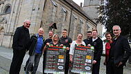 H&ouml;chstadt feiert Anfang Juli wieder die Weihe der Stadtpfarrkirche (im Hintergrund). Von Kirche, Stadtverwaltung, Brauerei, Kerwa-Freunden und Heimatverein wirken an der Organisation der Festtage mit (von links): Kilian Kemmer, Gerhard Schlee, Thomas Ackermann, Alexandra K&ouml;rner, Thomas Klasna, Jaron Constien, Angela Nusser, Christian Kunzelmann, Andrea Sch&uuml;tz und Alexander Schulz.