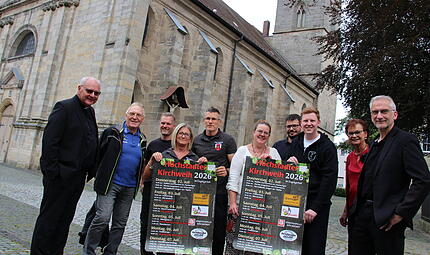 H&ouml;chstadt feiert Anfang Juli wieder die Weihe der Stadtpfarrkirche (im Hintergrund). Von Kirche, Stadtverwaltung, Brauerei, Kerwa-Freunden und Heimatverein wirken an der Organisation der Festtage mit (von links): Kilian Kemmer, Gerhard Schlee, Thomas Ackermann, Alexandra K&ouml;rner, Thomas Klasna, Jaron Constien, Angela Nusser, Christian Kunzelmann, Andrea Sch&uuml;tz und Alexander Schulz.