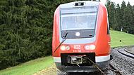Zug entgleist im Allgäu nach Kollision mit Baum