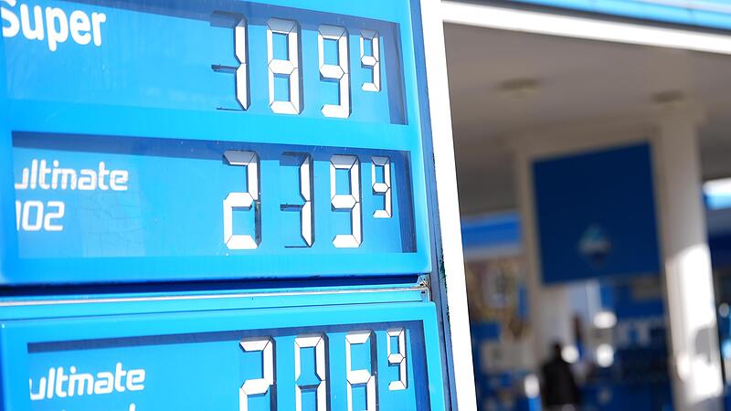 Die Benzinpreise explodieren.  Verbraucher, Wirtschaft und Opposition fordern von der Regierung, gegenzusteuern.