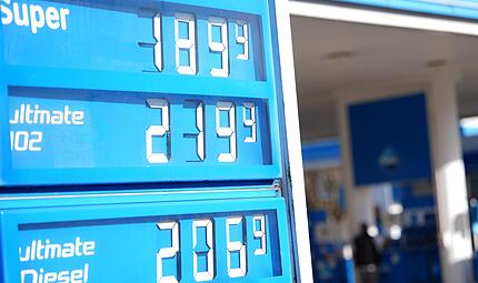 Die Benzinpreise explodieren.  Verbraucher, Wirtschaft und Opposition fordern von der Regierung, gegenzusteuern.