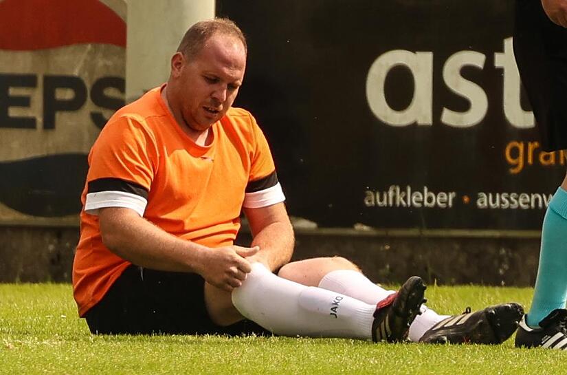 Das Foto täuscht: Sebastian Baierlipp – nach einem Foul am Boden – gehört zur Siegermannschaft. Er hatte zuvor mit seinen zwei Treffern seiner SG Steinberg III drei Punkte gegen die zuletzt starke SG Nurn geholt. Das Foto täuscht: Sebastian Baierlipp – nach einem Foul am Boden – gehört zur Siegermannschaft. Er hatte zuvor mit seinen zwei Treffern seiner SG Steinberg III drei Punkte gegen die zuletzt starke SG Nurn geholt.