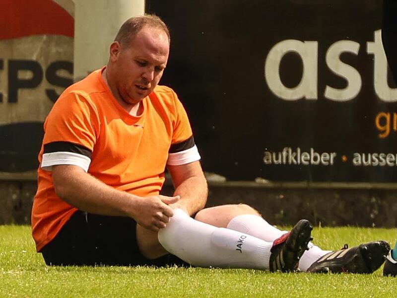 Das Foto t&auml;uscht: Sebastian Baierlipp &ndash; nach einem Foul am Boden &ndash; geh&ouml;rt zur Siegermannschaft. Er hatte zuvor mit seinen zwei Treffern seiner SG Steinberg III drei Punkte gegen die zuletzt starke SG Nurn geholt.