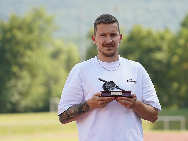 Torjäger-Kanone für Lukas Tartler vom FC Untererthal Torjäger-Kanone für Lukas Tartler vom FC Untererthal