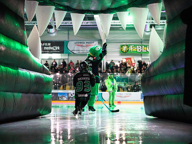 Schnabbers, das Puckkind und Stadionsprecher Markus Langosch d&uuml;rfen die Fans erstmals seit dem Umbau schon in der Vorbereitung in der Gr&uuml;nen H&ouml;lle am Kieferndorfer Weg begr&uuml;&szlig;en.