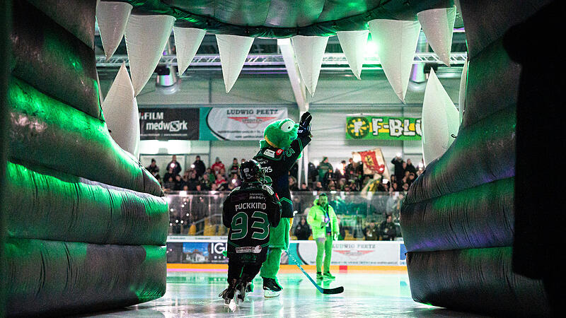 Schnabbers, das Puckkind und Stadionsprecher Markus Langosch d&uuml;rfen die Fans erstmals seit dem Umbau schon in der Vorbereitung in der Gr&uuml;nen H&ouml;lle am Kieferndorfer Weg begr&uuml;&szlig;en.