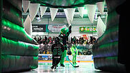 Schnabbers, das Puckkind und Stadionsprecher Markus Langosch d&uuml;rfen die Fans erstmals seit dem Umbau schon in der Vorbereitung in der Gr&uuml;nen H&ouml;lle am Kieferndorfer Weg begr&uuml;&szlig;en.