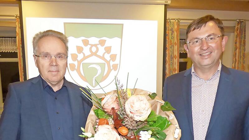 Mit einem Blumenstrau&szlig; begr&uuml;&szlig;te B&uuml;rgermeister Alwin Gebhardt (r.) den neuen Schlossherrn Ludwig Fleckenstein.