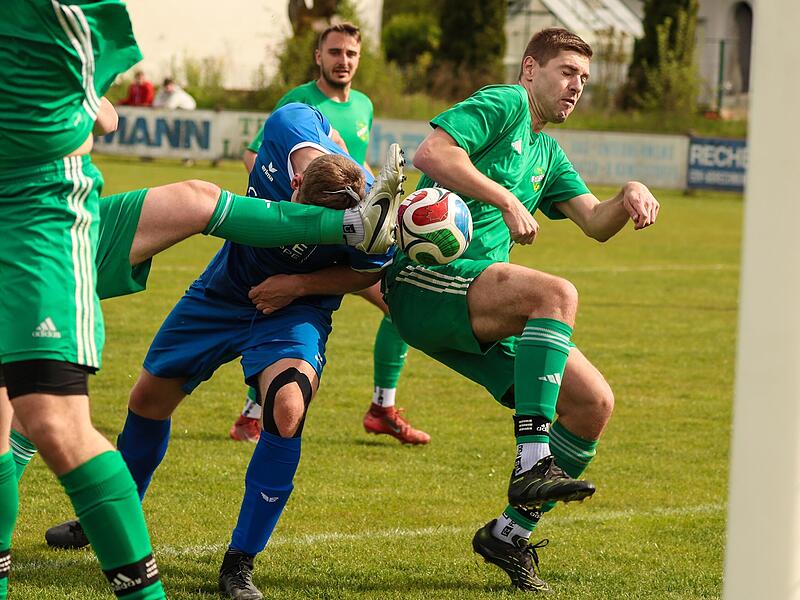 Enger Zweikampf im Neuseser Torraum zwischen Philipp Leutbecher (gr&uuml;n) und dem Ludwigsstadter Torsch&uuml;tzen Julian F&ouml;rtsch, bei dem noch ein Neuseser das Bein dazwischen bringt.