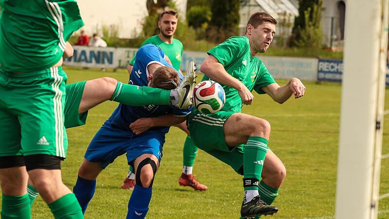 Enger Zweikampf im Neuseser Torraum zwischen Philipp Leutbecher (gr&uuml;n) und dem Ludwigsstadter Torsch&uuml;tzen Julian F&ouml;rtsch, bei dem noch ein Neuseser das Bein dazwischen bringt.