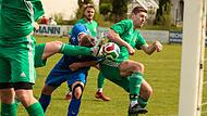 Enger Zweikampf im Neuseser Torraum zwischen Philipp Leutbecher (gr&uuml;n) und dem Ludwigsstadter Torsch&uuml;tzen Julian F&ouml;rtsch, bei dem noch ein Neuseser das Bein dazwischen bringt.