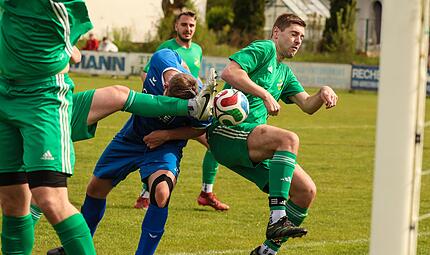 Enger Zweikampf im Neuseser Torraum zwischen Philipp Leutbecher (gr&uuml;n) und dem Ludwigsstadter Torsch&uuml;tzen Julian F&ouml;rtsch, bei dem noch ein Neuseser das Bein dazwischen bringt.