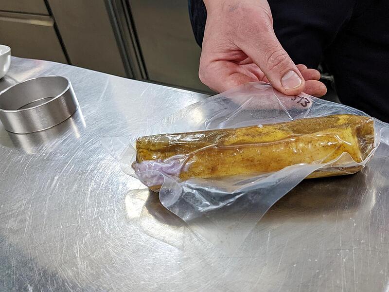 So schaut das Fleisch einvakuumiert aus. So wird es 35 Minuten gegart.