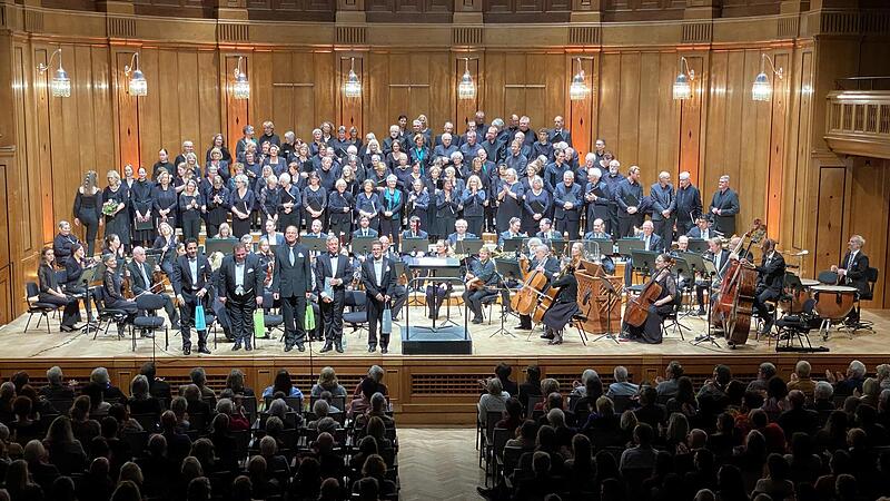 Hundert Chors&auml;nger und -s&auml;ngerinnen, Solisten und die Symphoniker aus Saalfeld-Rudolstadt begeisterten die G&auml;ste im Max-Littmann-Saal.